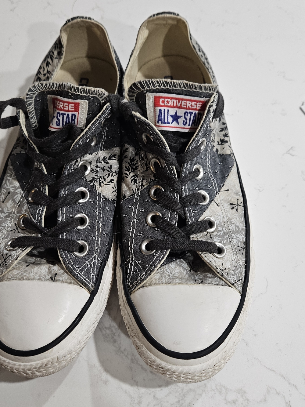 All Stars Chuck Taylor Converse Women’s Sneakers in Black and White Size 8 - Picture 2 of 6